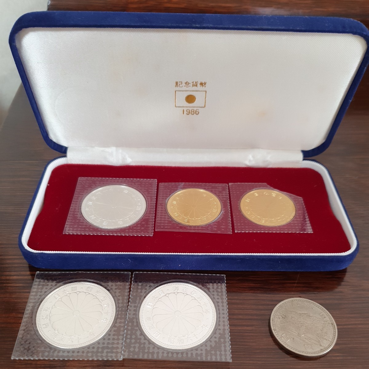 のビニール 天皇陛下在位60年 記念貨幣 昭和61年 1986年 10万円金貨2枚