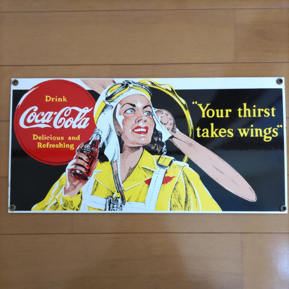 ヴィンテージ Coca-Cola コカ・コーラ Your thirst takes wings サインプレート 36.6cmx18cm メタル624g ヘビーウエイト Ande Rooney社製