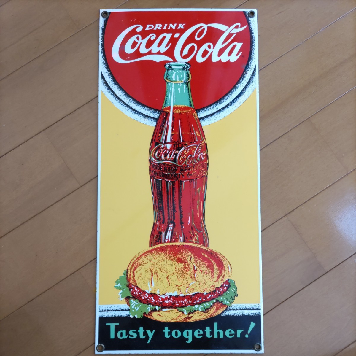 ヴィンテージ Coca-Cola コカ・コーラ Tasty together! サインプレート 38.5cmx18cm メタル656g ヘビーウエイト Ande Rooney社製