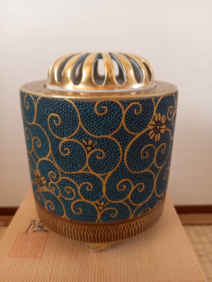 九谷焼 香炉(青粒)であります。幅10.5㎝　高さ12.5㎝です。　石川県小松市にて製造された　青粒柄の香枦はどっしりとして豪華であります。_画像2