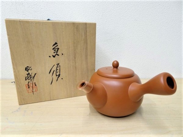 越A02060☆常滑 名工 沢田昭邨 本朱泥 夏目型 細字彫 急須 / 細密彫刻
