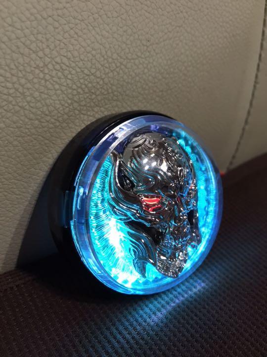 即決価格！信工房 牙狼 ガロ ザルバ エンブレム LED発光！！ケース入りver. お車のインテリアに！お部屋のインテリアに！電源いろいろ！_点灯時