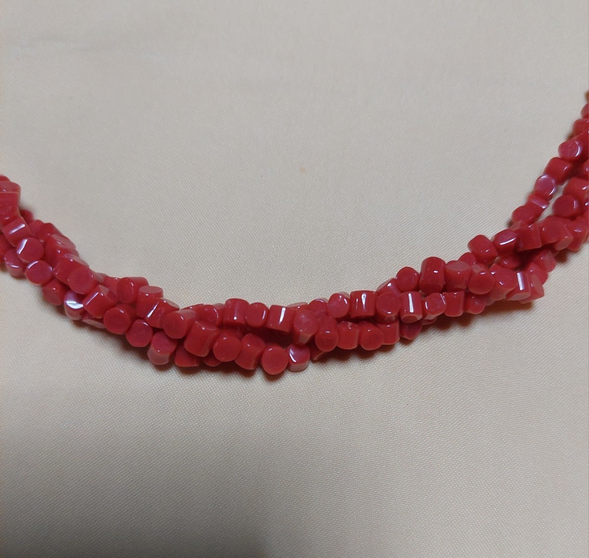 .. necklace red ..SILVER neck around approximately 58cm