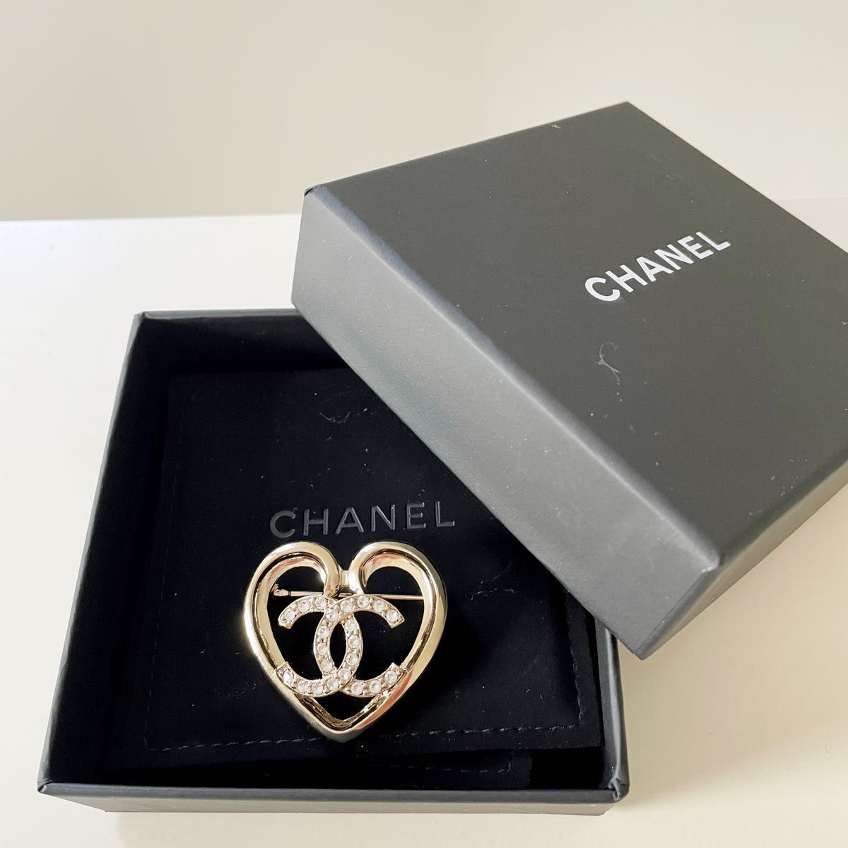 CHANEL 今期　完売　ハート　ブローチ　新品　シャネル　ゴールド