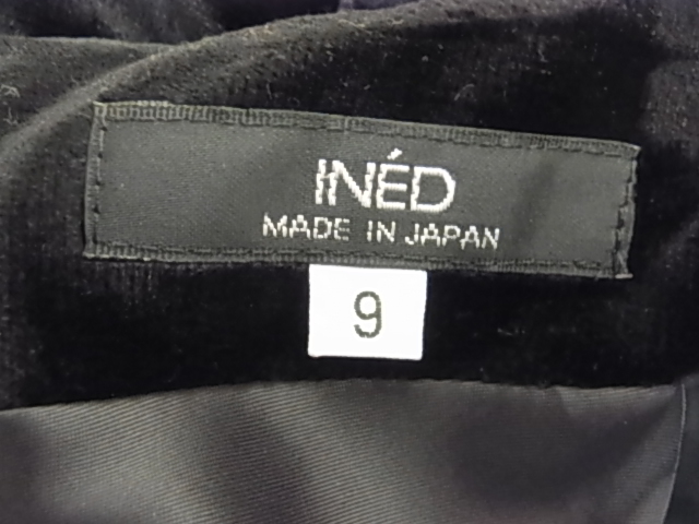 お値下げ　INED イネド 黒　ブラック　胸元のビジューが美しく輝くデザイン　ノースリーブ　ツーピース　サイズ9号　美品　_画像9