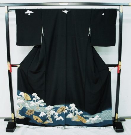 特別価格　お仕立て上がり高級正絹　留袖　松に扇面・青海波　0380