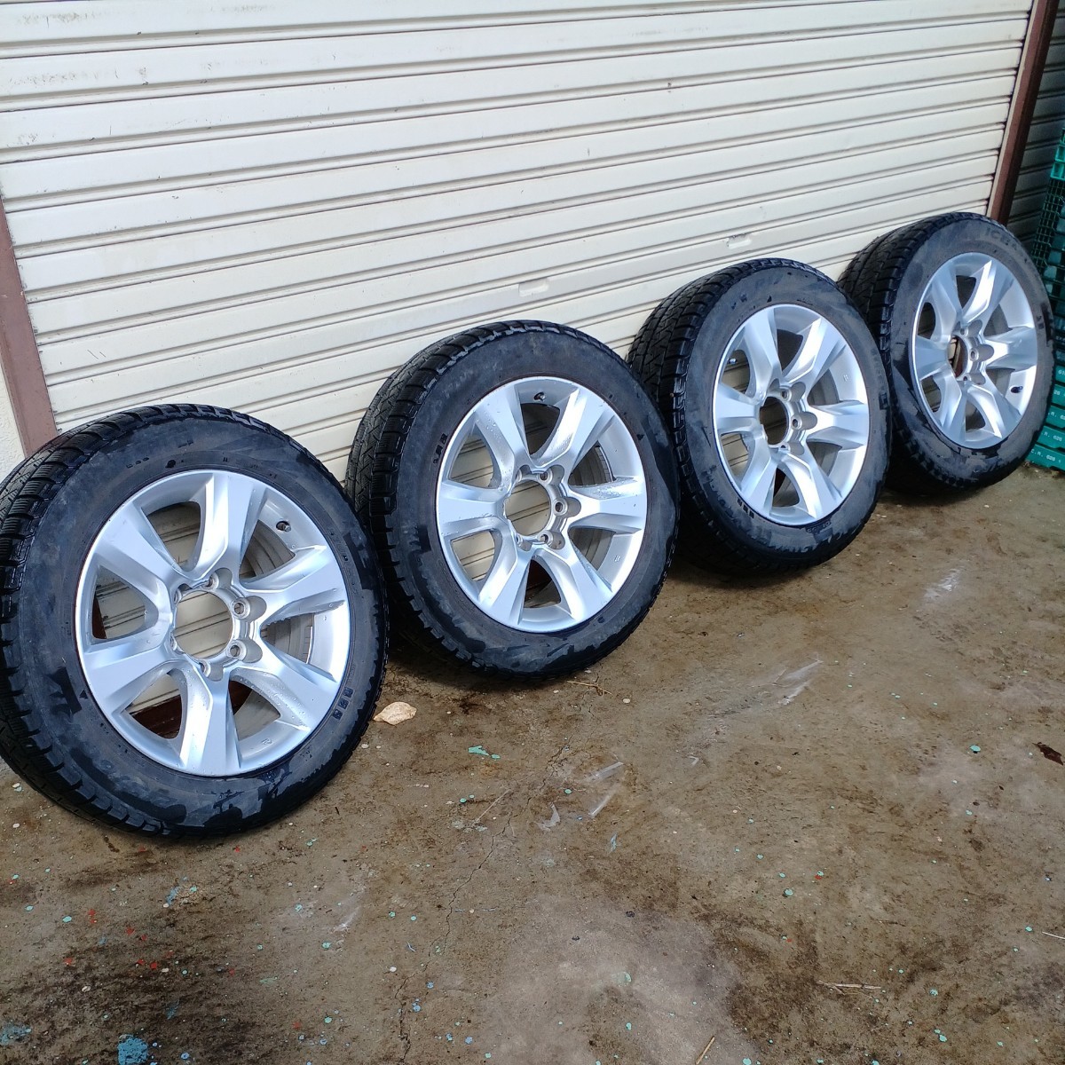 ハイエースに履いてましま。プラド純正ホイール 純正ナット付き 傷有り
