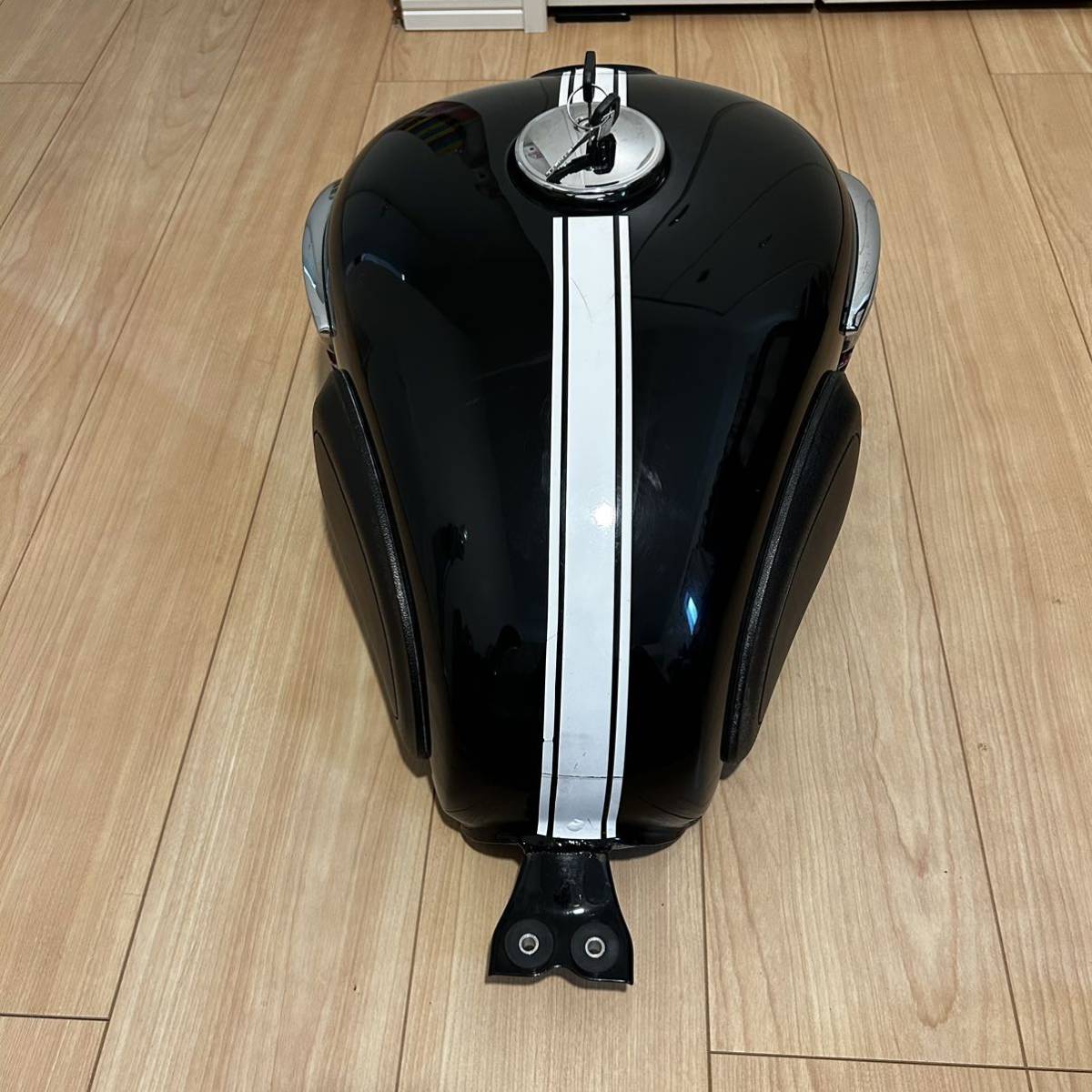 W650 W400 純正タンク ブラック ライン付き 送料無料|Yahoo W650 W400 純正タンク ブラック ライン付き 送料無料|Yahoo