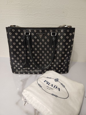 ブランド品専門の PRADA パンチングレザートート黒 超美品 【８７４３