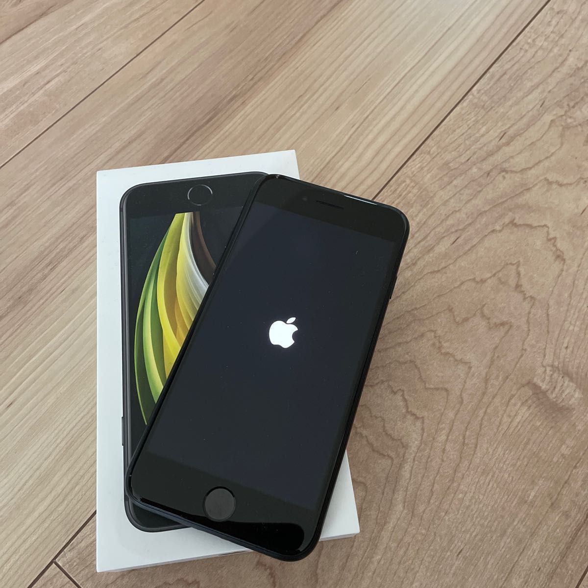 人気アイテム SE Apple 第2世代 ブラック iPhone iPhone Apple SE 第2