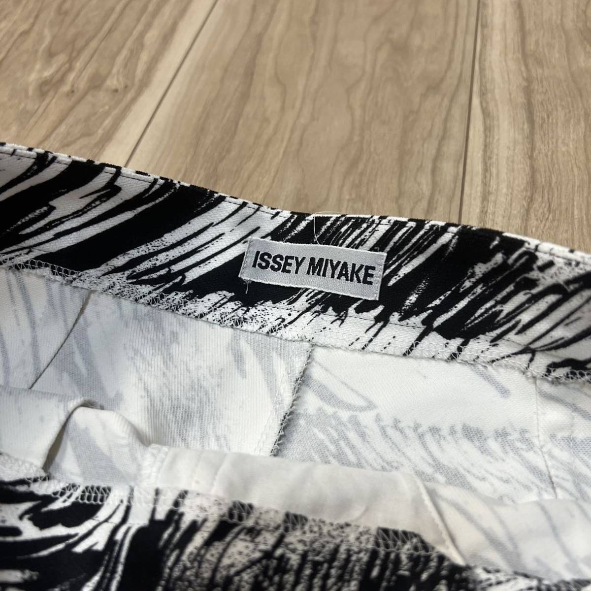 格安】ISSEY MIYAKE イッセイミヤケ 総柄 白×黒 ホワイト ブラック