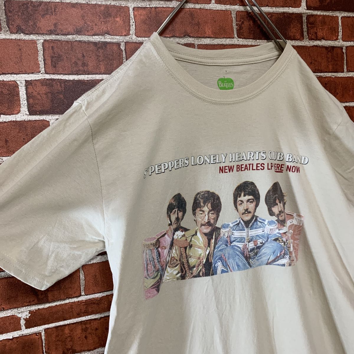 【英国製】2017 BEATLES ビートルズ　ロック　バンドTシャツ L 半袖古着　ベージュ　ジョンレノン　ポールマッカートニー