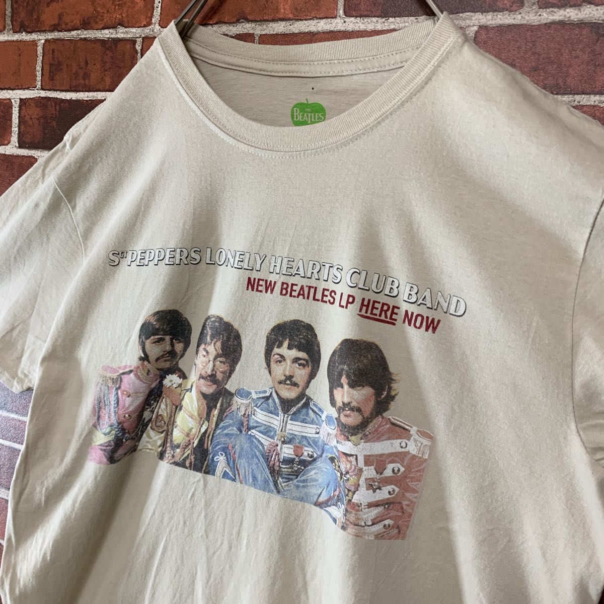 【英国製】2017 BEATLES ビートルズ　ロック　バンドTシャツ L 半袖古着　ベージュ　ジョンレノン　ポールマッカートニー