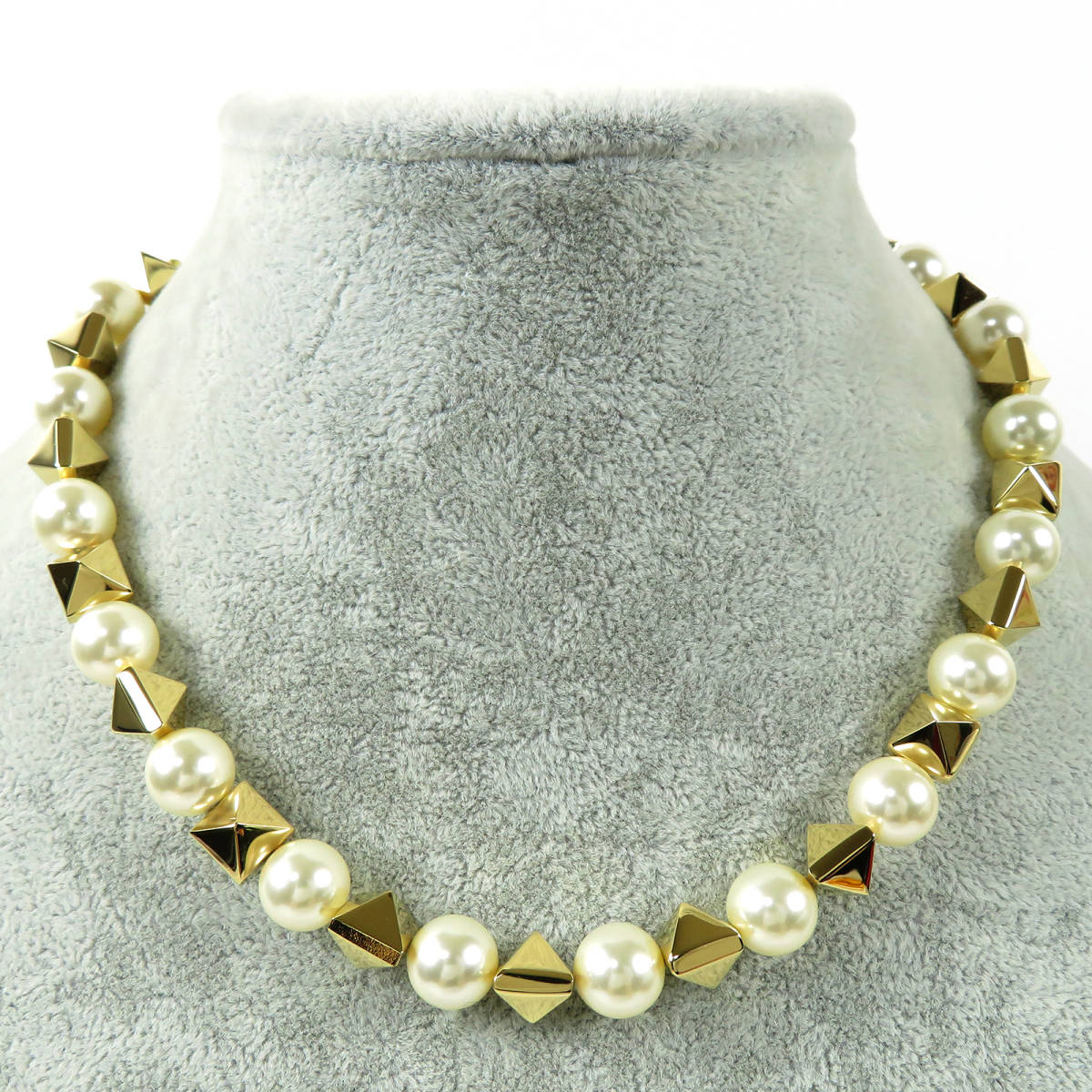 美品】VALENTINOパールネックレス - アクセサリー 美品】VALENTINOパールネックレス - アクセサリー