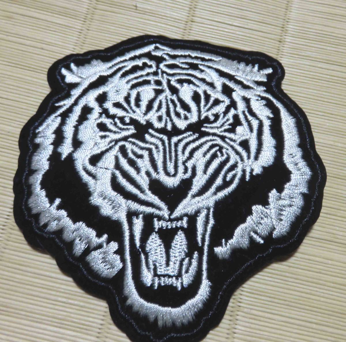 白銀◎虎顔◆新品■闘魂　威圧　激オコTIGERとら　トラ　刺繍ワッペン◆フライトジャケット◇ミリタリー・サバゲー◇■洋服・衣類・衣服DIY