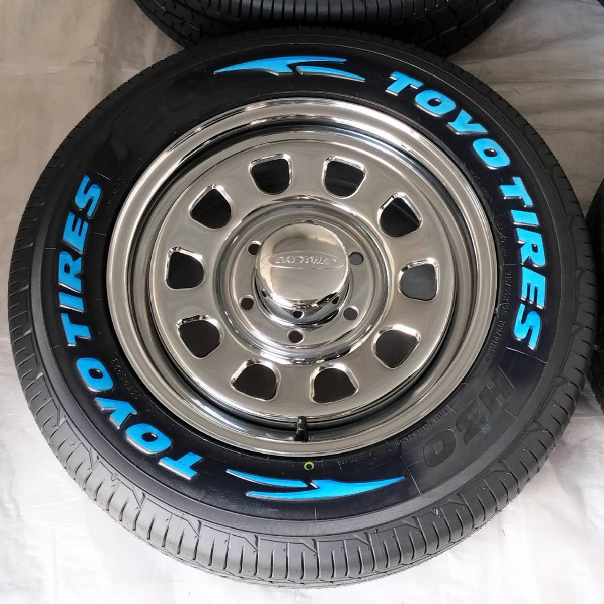 新品 デイトナ 16-7.0J＋35 6-139.7 クローム タイヤ付4本SET 215/65R16 トーヨーH30 ホワイトレター ハイエース (W0052-0)_画像4