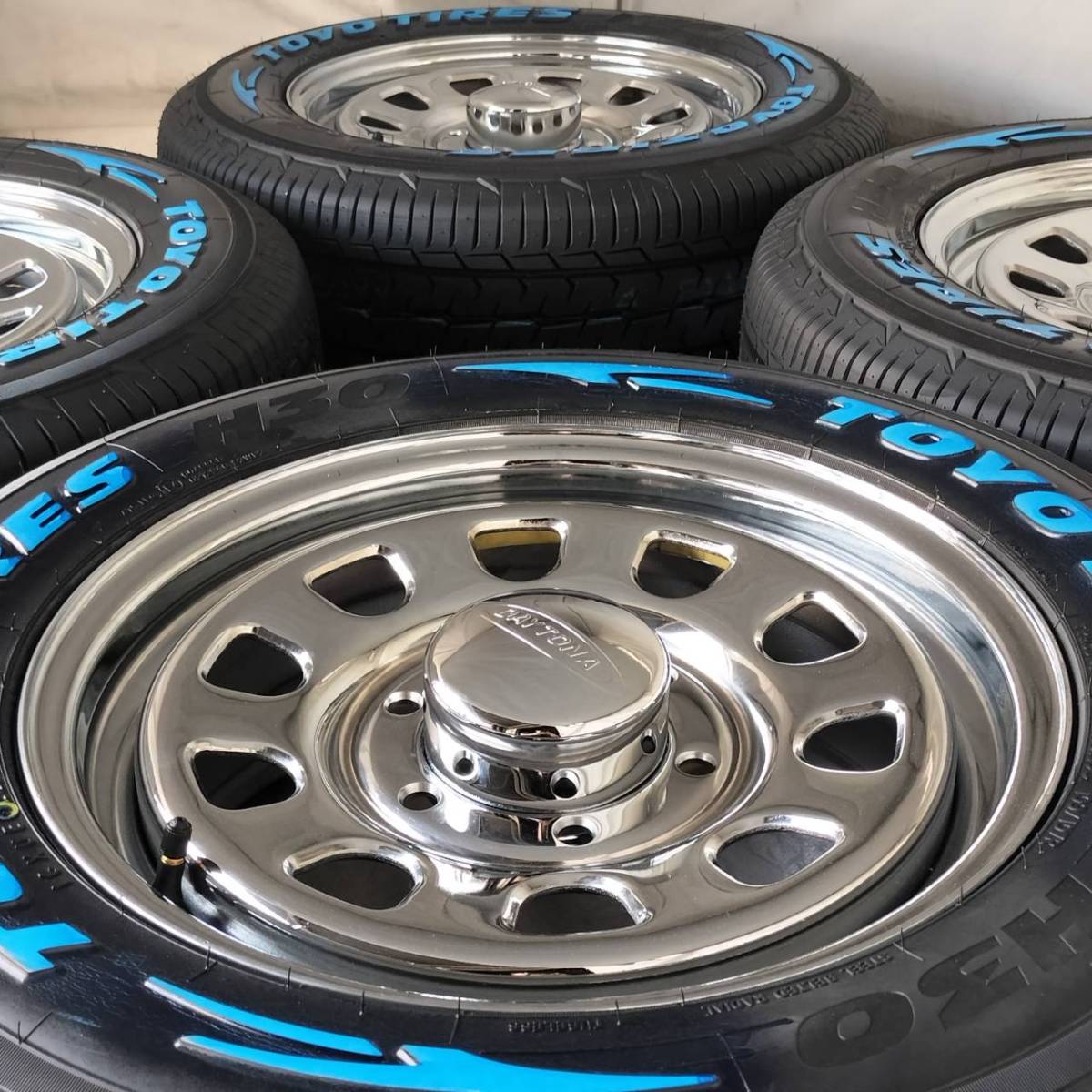 新品 デイトナ 16-7.0J＋35 6-139.7 クローム タイヤ付4本SET 215/65R16 トーヨーH30 ホワイトレター ハイエース (W0052-0)_画像3