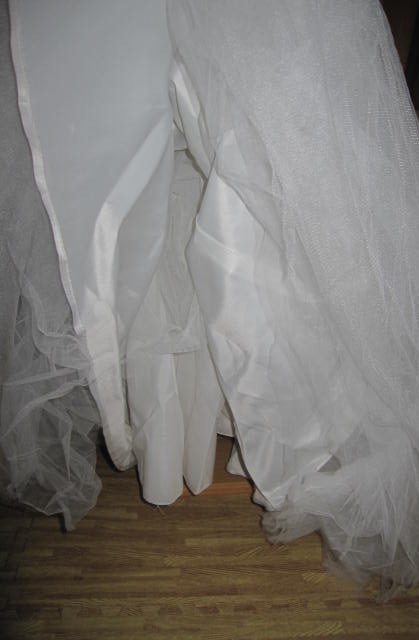 [中古]ふわふわボリューミー プリンセス 　ビーズ付きウェディングドレス (ウエスト実寸約70cm) パニエ一体型 _画像7
