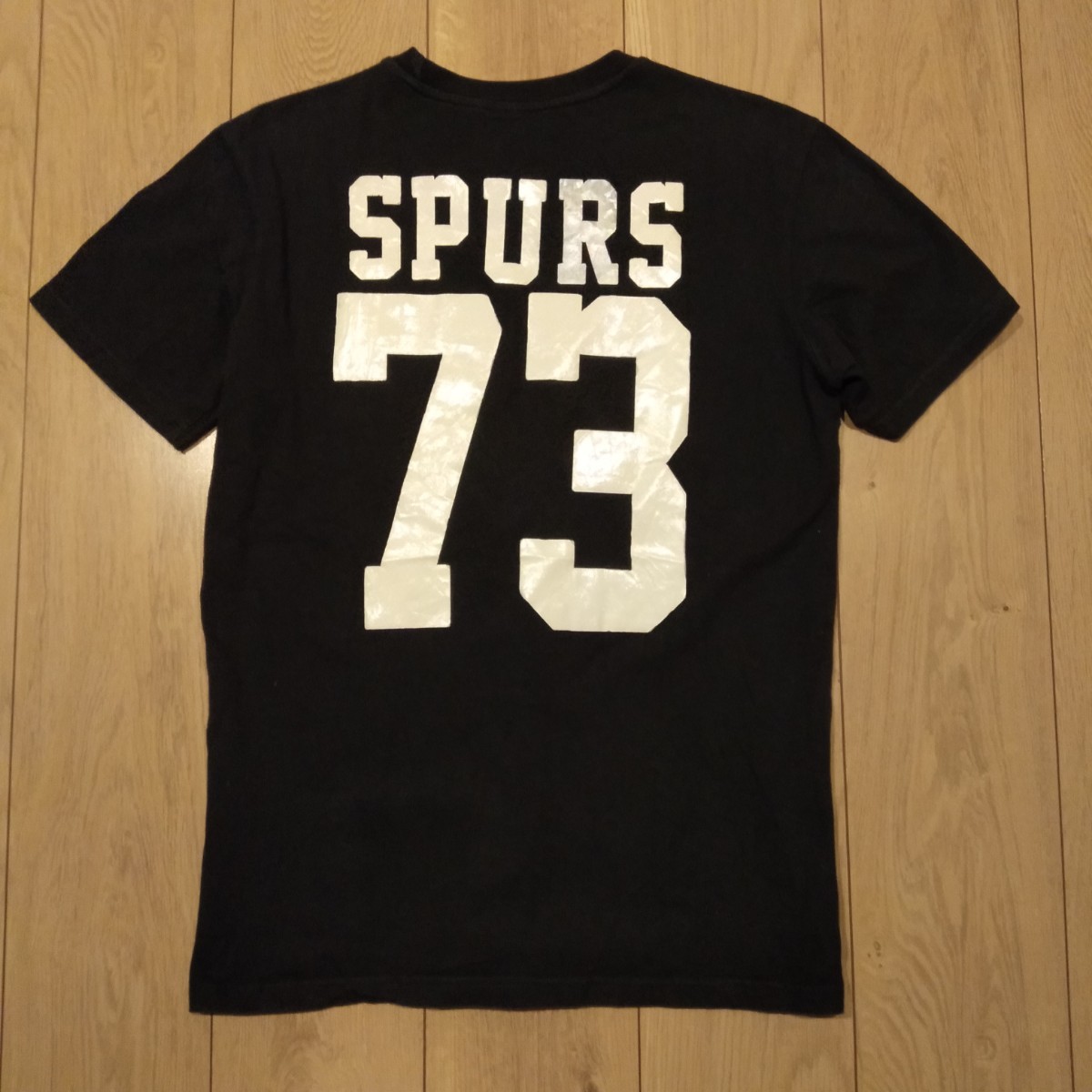USA古着卸 Mサイズ NBA バスケ サンアントニオ・スパーズ 刺繍 73 バックプリント Tシャツの画像2