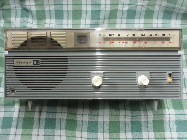 良品 通電OK 昭和レトロ シャープ 真空管 ラジオ UK-70 2バンド グレー Sharp vacuum tube radio 日本製 アンティーク 家電 ヴィンテージ_通電確認したところ「ジジ、ザザ」と音鳴り