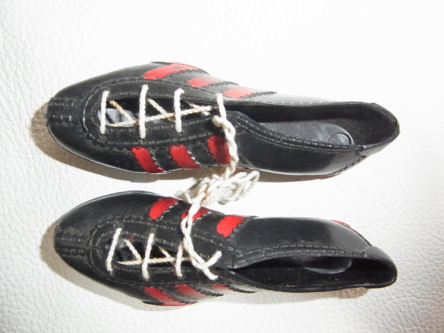 ■非売品 ノベルティ 希少 美品 1960年代　東京オリンピック！アディダス（adidas）　スパイクシューズ 黒に赤3本ライン ミニチュア