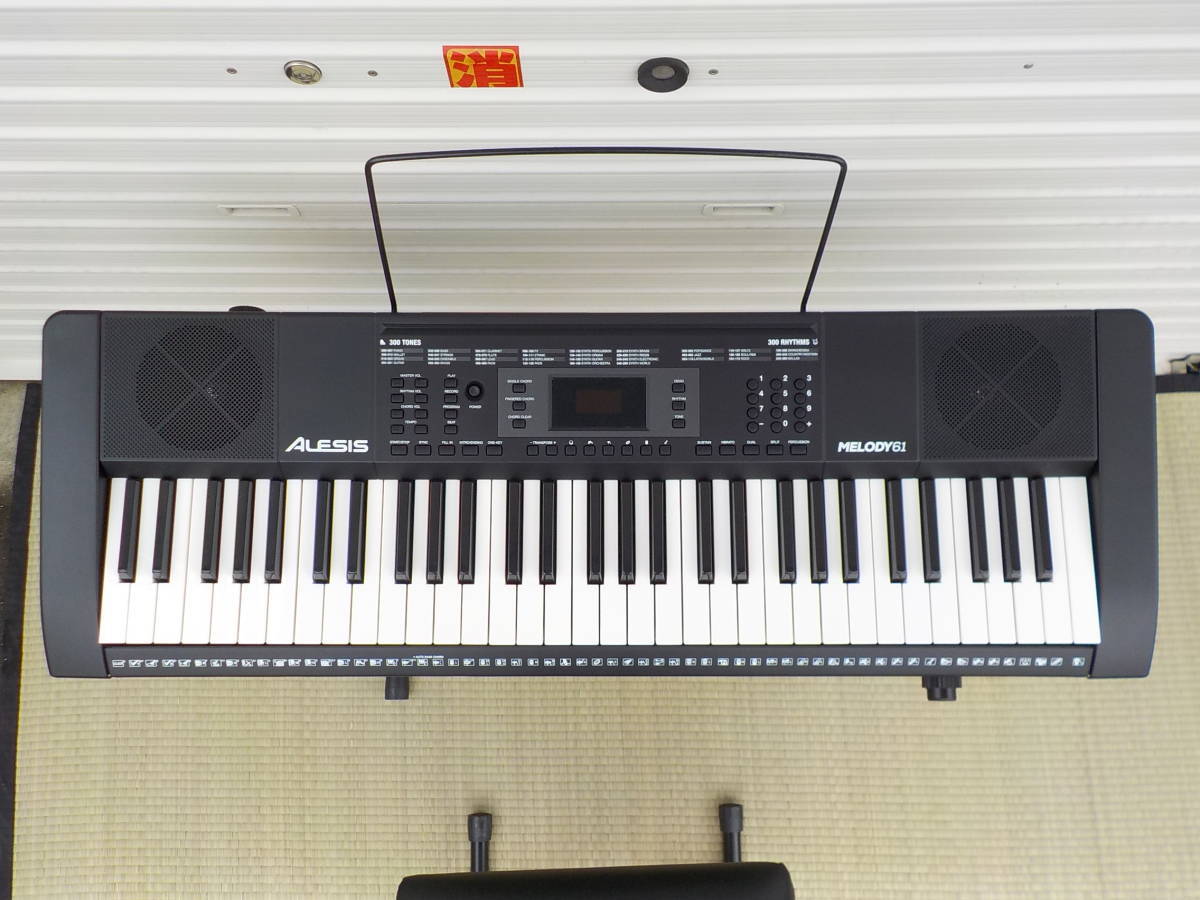 T413 美品中古 送料無料 ALESIS アレシス melody61 mk2 スピーカー内蔵 オールインワン 61鍵ポータブルキーボード スタンド 入門キット_画像3