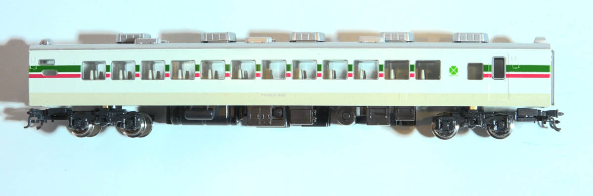 【T24-72】KATO「サロ183-1100〈グレードアップあずさ〉」 ケースなし動力なし　183系特急形電車　中古Nゲージ　ジャンク [F32F52]_画像4