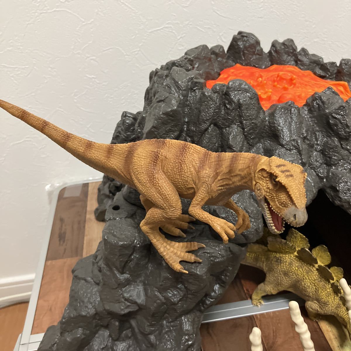  present condition goods Schleich42305 large fire mountain .tilanosaurus dinosaur big set Schleich42348 huge dinosaur. skeleton trap shulaihi2 point set 