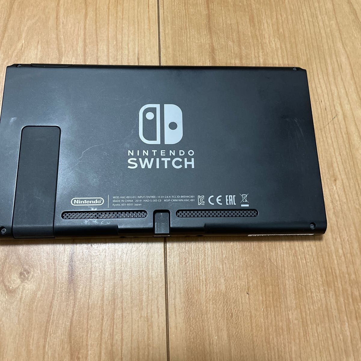 4111【液晶傷なし】新型Nintendo Switch 本体のみ 2019年製 4111【液晶傷なし】新型Nintendo Switch 本体のみ 2019年製
