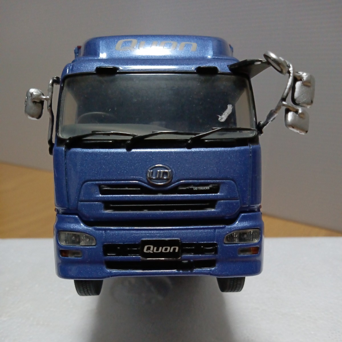 UD TRUCKS (旧 日産ディーゼル) 【1/43 Quon】※塗装あとあり　ミニカー　トラック　クオン_画像9