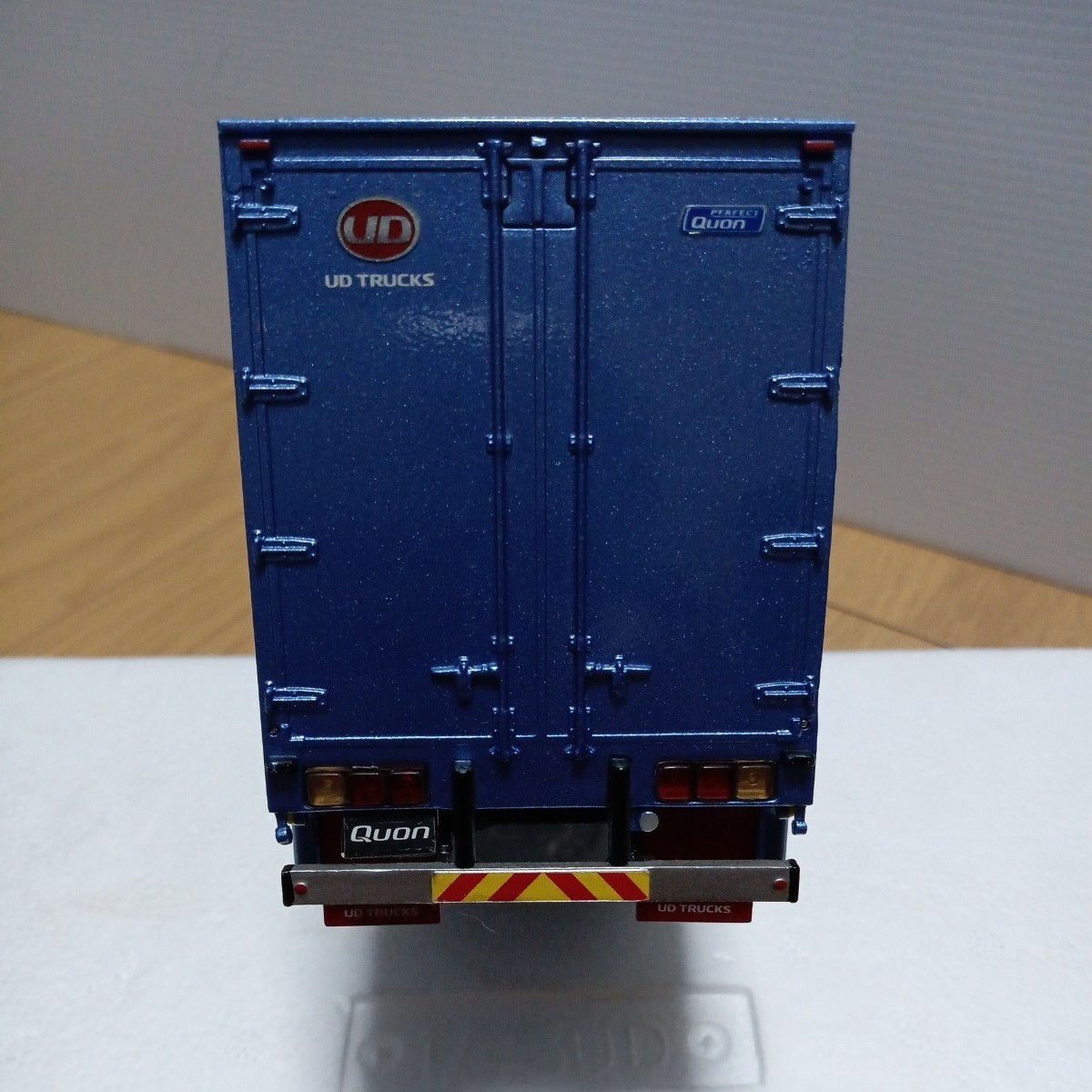 UD TRUCKS (旧 日産ディーゼル) 【1/43 Quon】※塗装あとあり　ミニカー　トラック　クオン_画像8