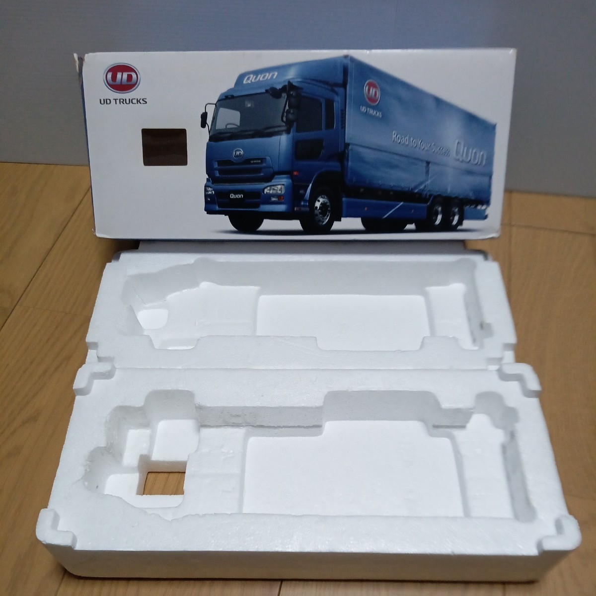 UD TRUCKS (旧 日産ディーゼル) 【1/43 Quon】※塗装あとあり　ミニカー　トラック　クオン_画像2