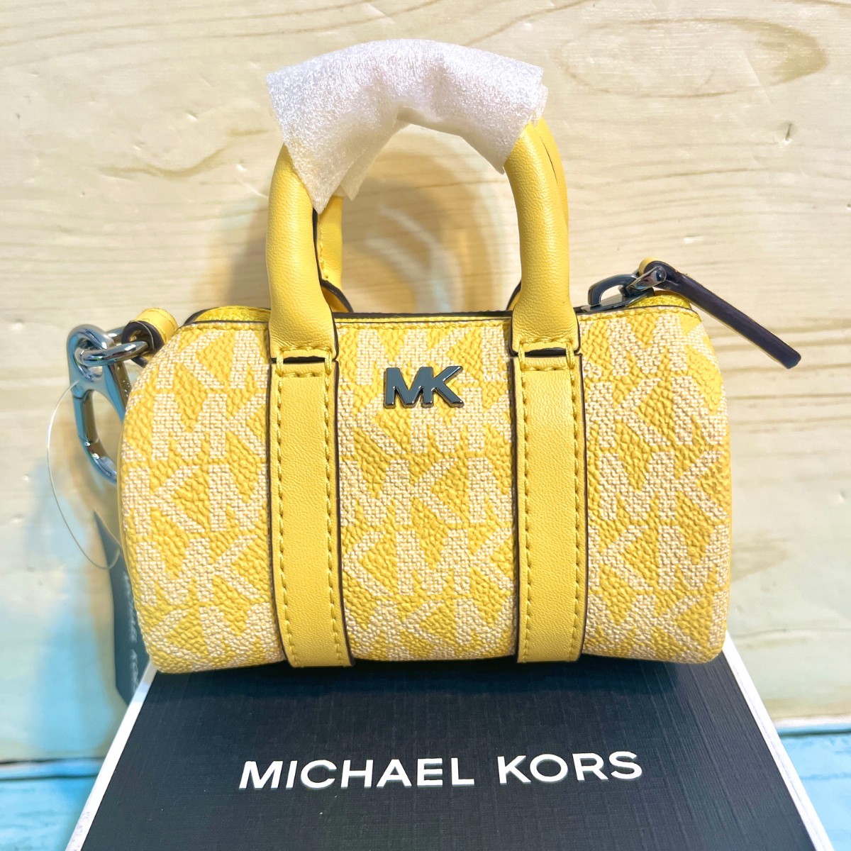 モノグラム マイケルコース MICHAEL KORS ロゴ MK 新品 ボストンバッグ バッグチャームキーホルダー ポーチ イエロー レディース  ブランド｜PayPayフリマ