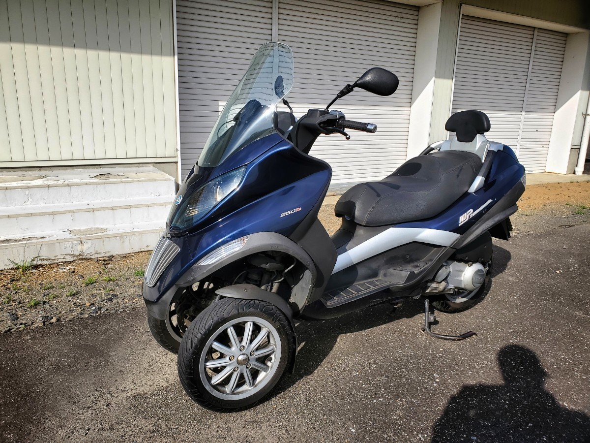 * 3 wheel trike Piaggio 250 side car attaching light two wheel considerably early.! car license .ok without a helmet ok high speed ok 2 number of seats ok vehicle inspection "shaken" un- necessary!ETC