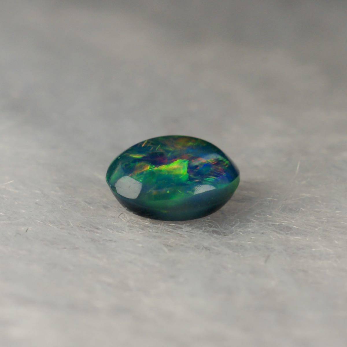  натуральный black opal / разрозненный /0.29ct/ размер длина 5.1.x ширина 4.2.x высота 2.3./ Австралия производство / натуральный опал / натуральный камень 