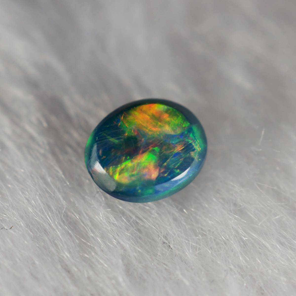  натуральный black opal / разрозненный /0.29ct/ размер длина 5.1.x ширина 4.2.x высота 2.3./ Австралия производство / натуральный опал / натуральный камень 