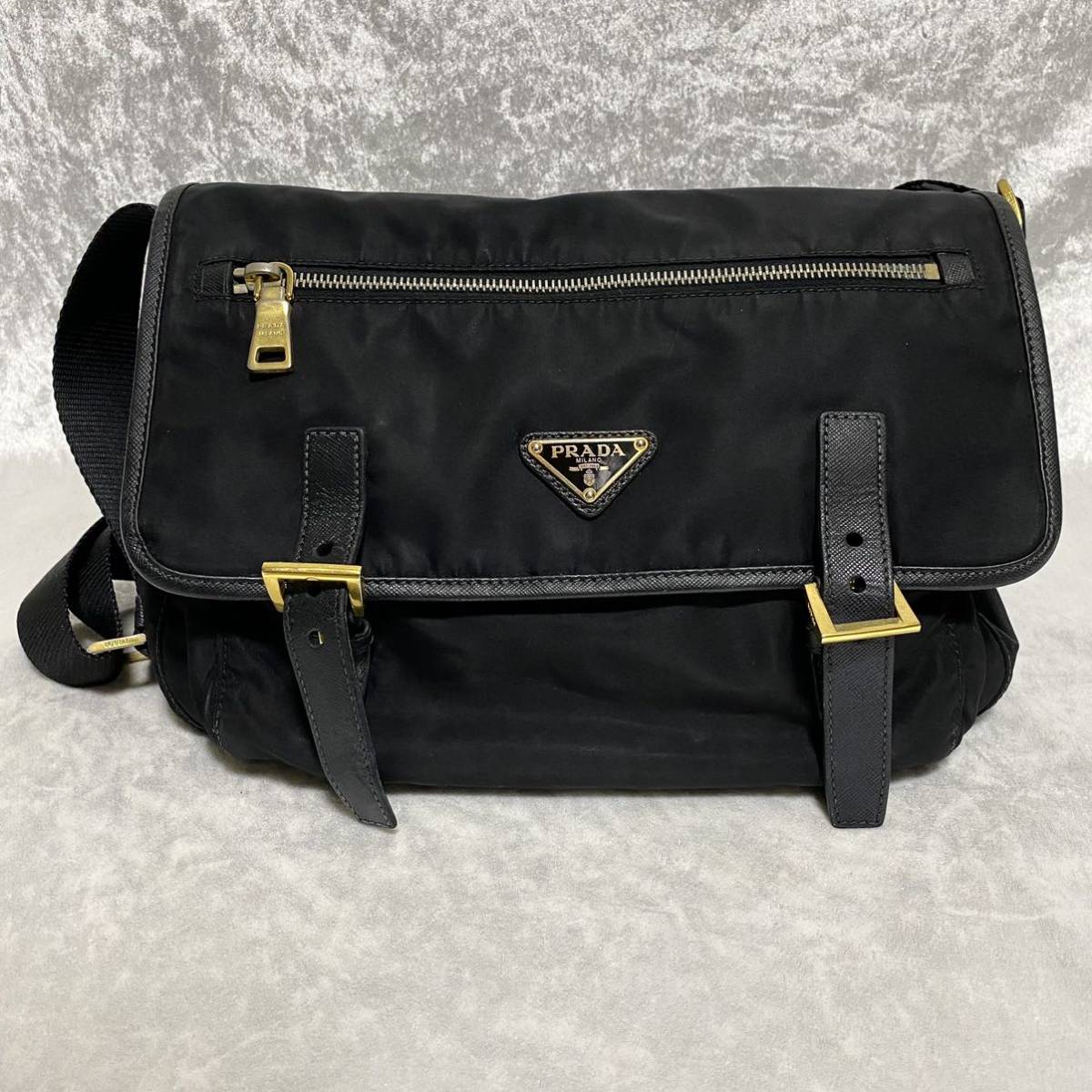 プラダ メッセンジャーバッグ 金三角プレート 黒 ナイロン レザー
