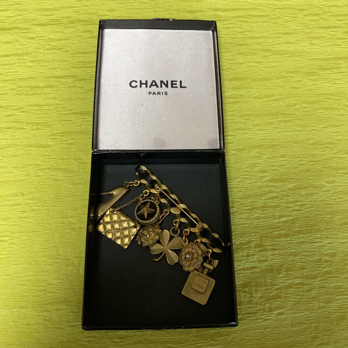 [ CHANEL ] Chanel брошь / лев духи туфли-лодочки matelasse здесь Mark clover чёрный кожа / Gold очарование с ящиком 