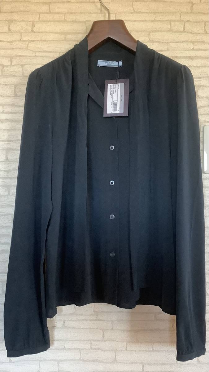 プラダ】超美品・未着用・シルクのボウタイブラウス ネイビーカラー