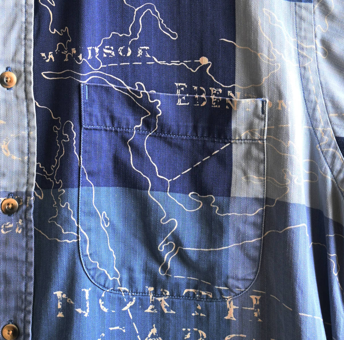 即決【90's ヴィンテージ/NAUTICA】パッチワーク風 世界地図総柄プリント ヘリンボーン ワークシャツ/M/ブルー&ネイビー/レア(jt-233-11b)_ポケットとボディーの絵柄があっています
