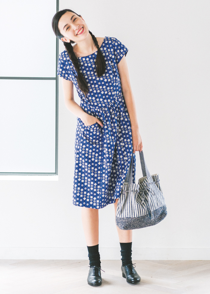 【海外限定】 ★ワンピース★青・ブルー×おはじきのようなかわいい小花柄 ロンドン・カプセル・コレクション/People Tree(ピープルツリー) Mサイズ 【海外限定】 ★ワンピース★青・ブルー×おはじきのようなかわいい小花柄 ロンドン・カプセル・コレクション/People Tree(ピープルツリー) Mサイズ