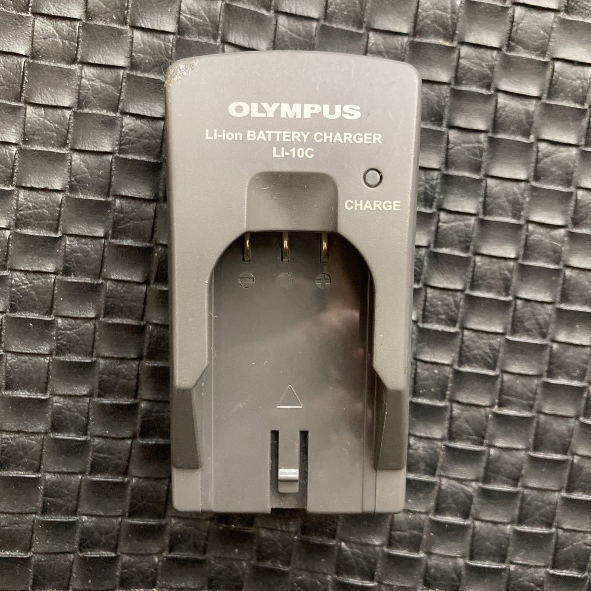 【送料無料】OLYMPUS オリンパス 【純正品】 バッテリー充電器 LI-10C 　動作品　＃4_画像1
