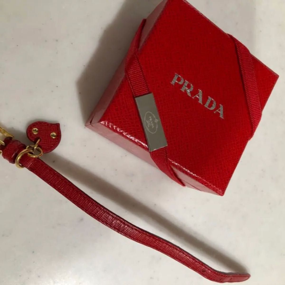 PRADA 赤レザーブレスレット