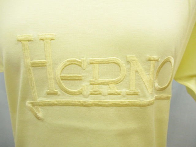 HERNO ヘルノ 美品 レディース イタリア製 肩と袖先にフェイクボタン ビッグ刺繍ロゴ 半袖カットソー 44 イエロー★ネコポス可能★N122_画像4