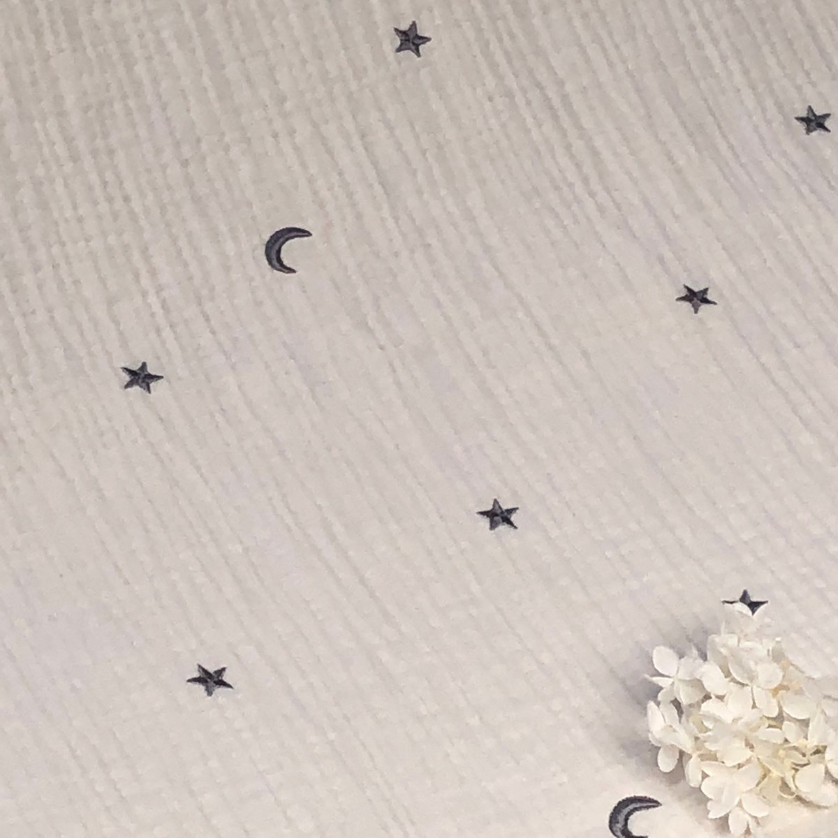 星と月ブルーグレー刺繍６重ガーゼブランケット　おくるみ　韓国イブル　70×90cm_画像3
