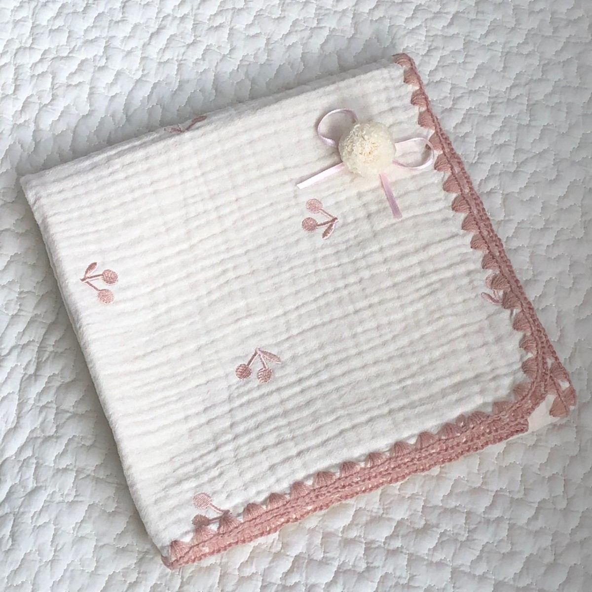 さくらんぼピンク刺繍３重ガーゼブランケット　おくるみ　韓国イブル　70×90cm_画像1