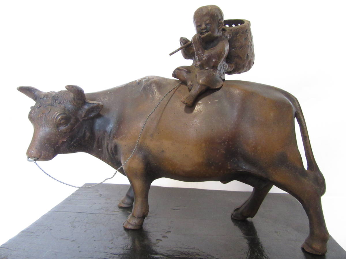 金属工芸 鉄製「牛と笛吹童子」置物 飾り物 オブジェ 木製台付き