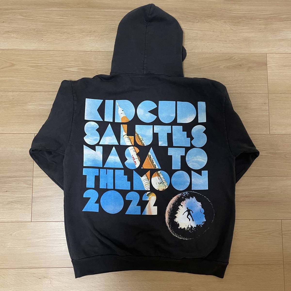 最も優遇の 2022 NWT 未使用 新品 KID ダークグレー Lサイズ パーカー