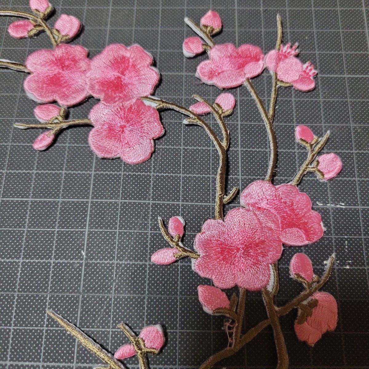 新品未使用『特大・アイロン刺繍ワッペン・梅の木』ピンク　和柄ファッション素材