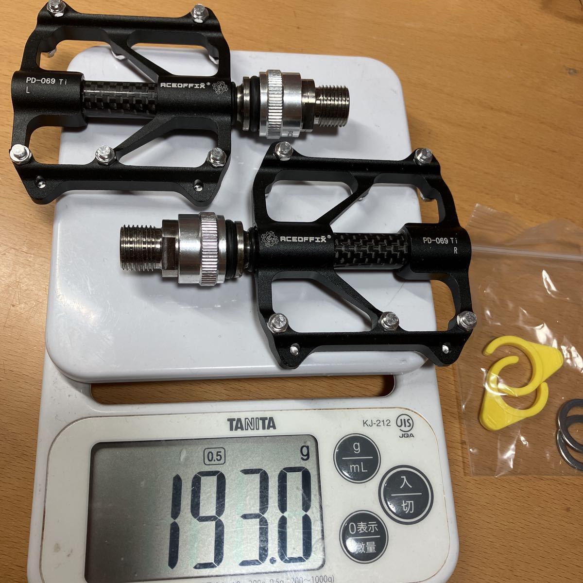 ブラック 193g】aceoffix 64チタンシャフト 両側QR 軽量ペダル ブラック 193g】aceoffix 64チタンシャフト 両側QR 軽量ペダル